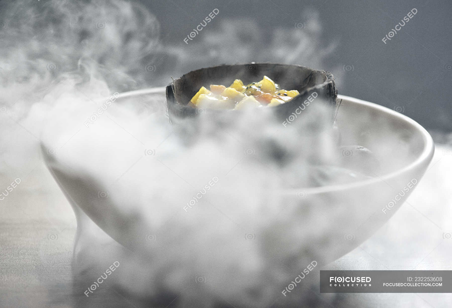 Torta di cocco con ghiaccio secco in fumo — goloso, Delizioso - Stock Photo