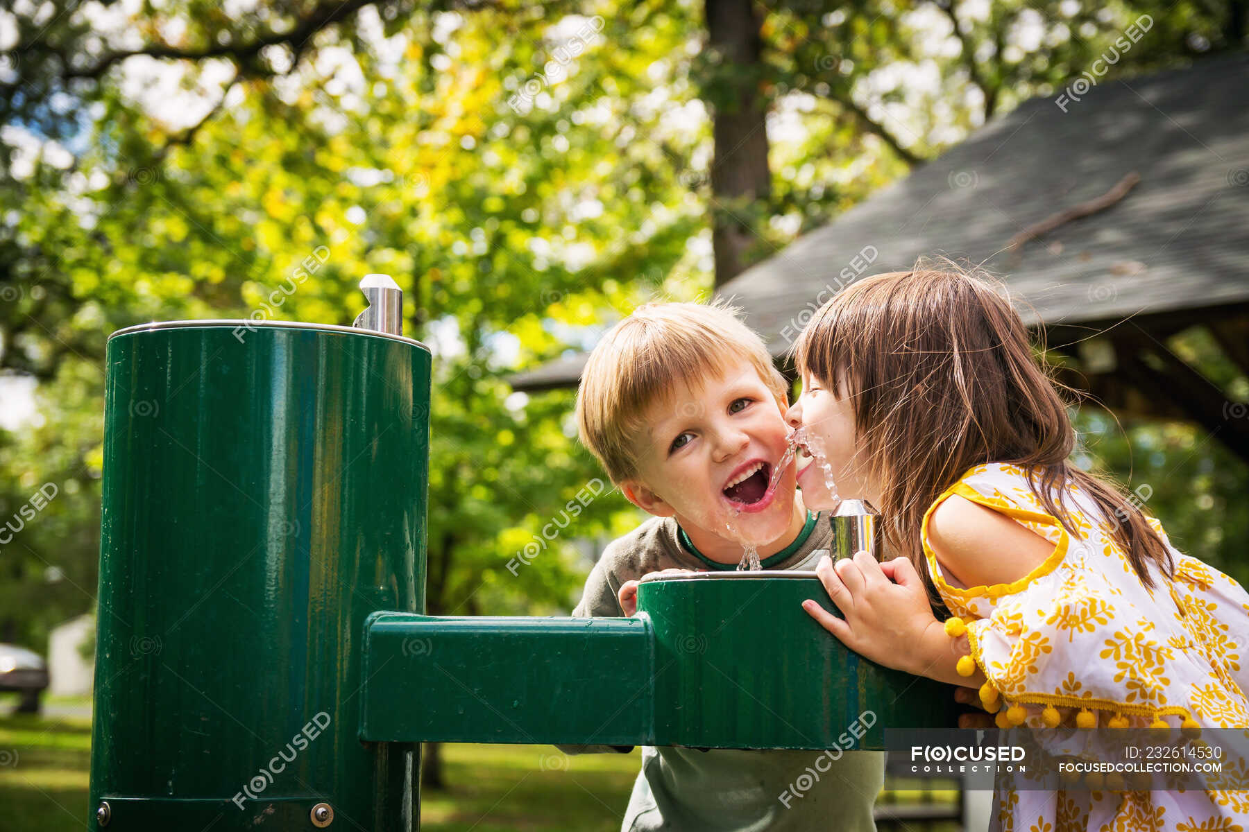 Two Children Drinking From A Water Fountain — Outdoors Happiness