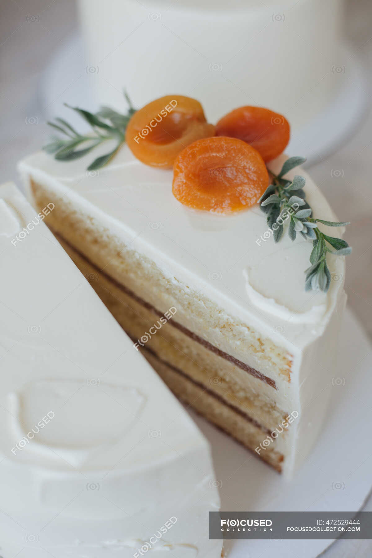 Cake with buttercream icing and peaches — minimalism, halved - Stock ...