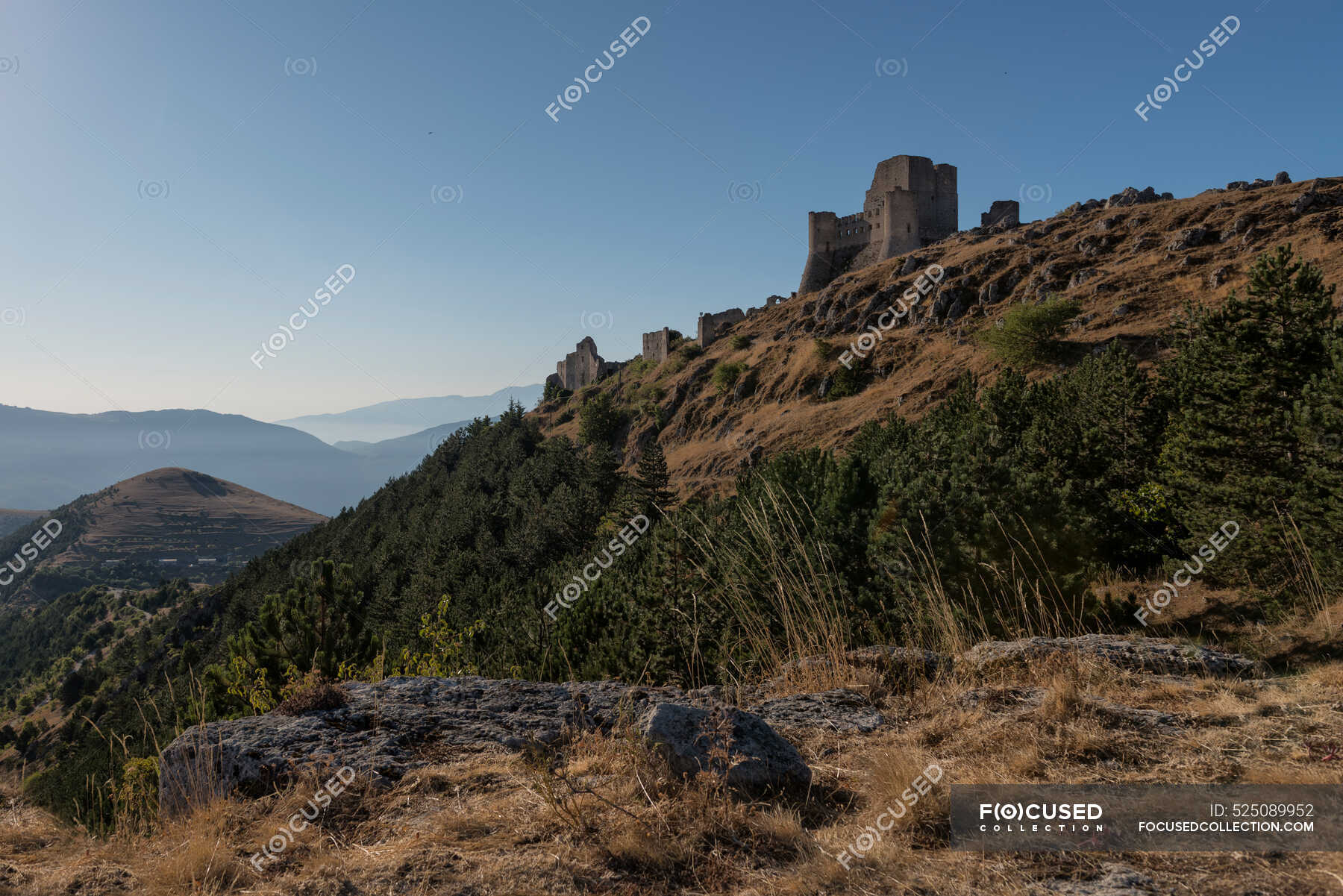 Rocca Calascio Castle on hill, Calascio, Abruzzo, Italy — beauty in ...