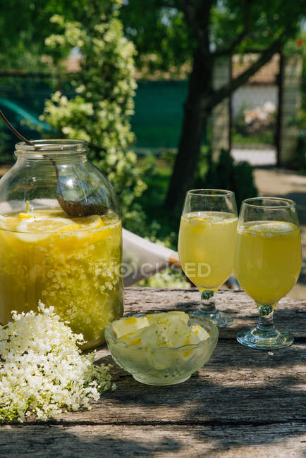 Limonata di fiori di sambuco sul tavolo — Foto stock