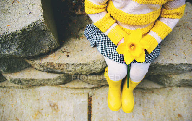 Ragazza che tiene il fiore narciso — Foto stock