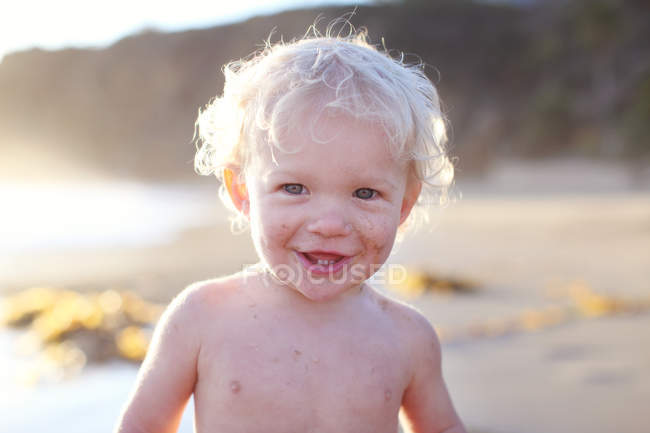 Улыбающийся мальчик на пляже — стоковое фото
