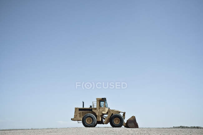 Bulldozer contre ciel bleu — Photo de stock