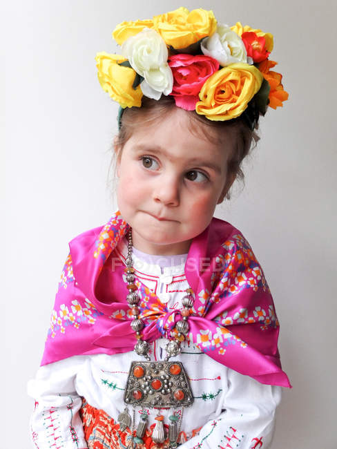 Schönes kleines Mädchen im Blumenkranz — Stockfoto