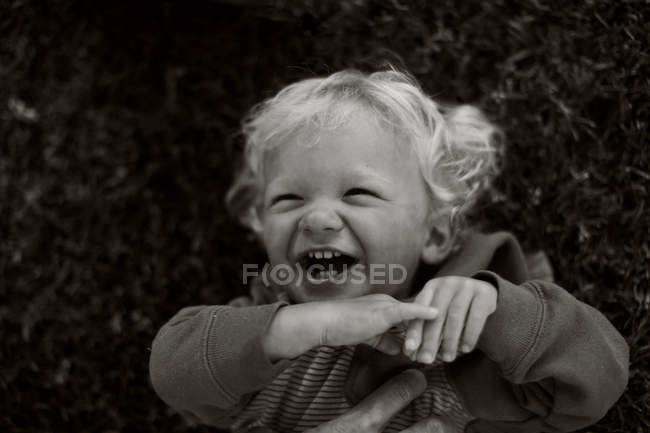 Entzückender Kleinkind Junge kitzelte — Stockfoto