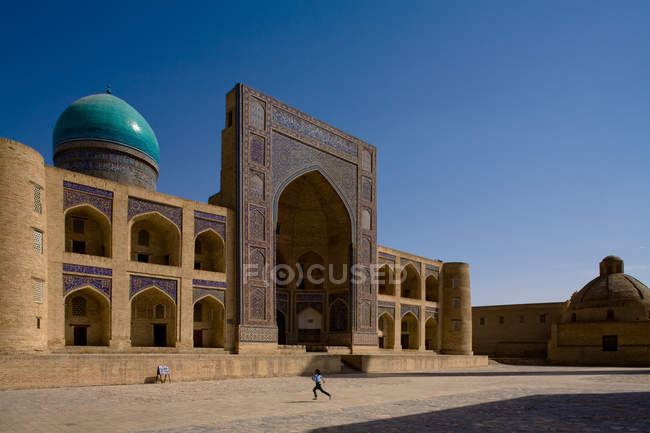 Mir-i-Arab Madrassa temple in Uzbekistan — Stock Photo