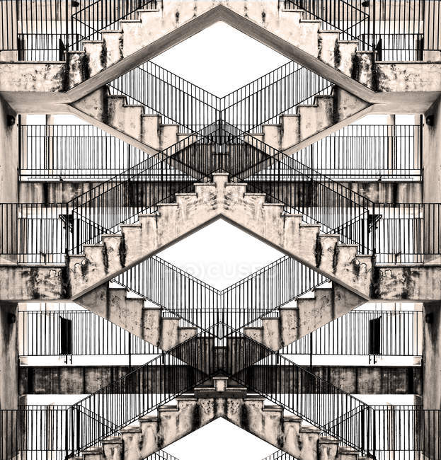 Лестницы с текстурой здания — стоковое фото