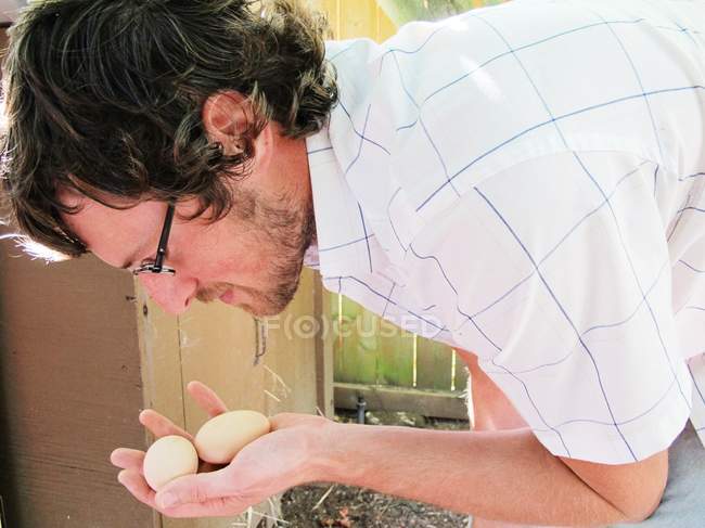 Uomo che raccoglie uova — Foto stock