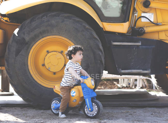 Kleiner Junge auf dem Fahrrad — Stockfoto