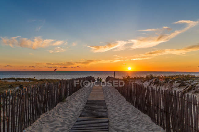 Пляжна стежка на заході сонця — стокове фото