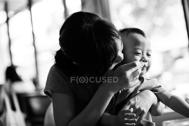 Мати годує дитину. — стокове фото