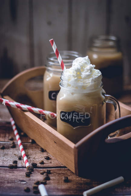 Café et crème dans un pot en verre — Photo de stock