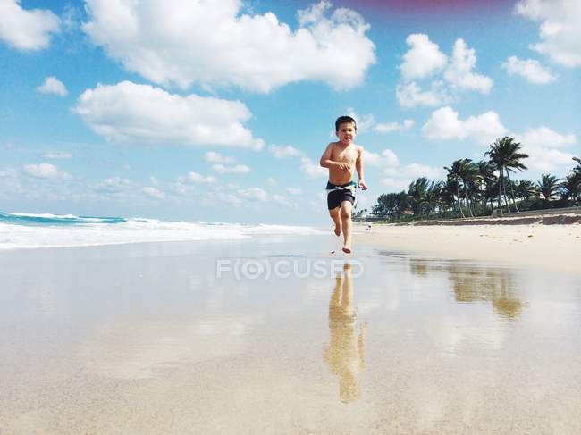 Garçon courir sur la plage — Photo de stock