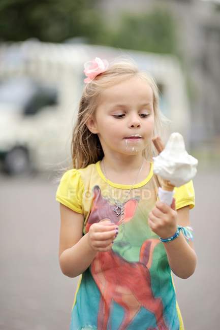 Girl eating ice cream — Stock Photo
