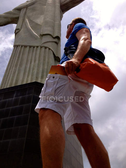 Чоловік стоїть біля статуя в Ріо-де-Жанейро — стокове фото