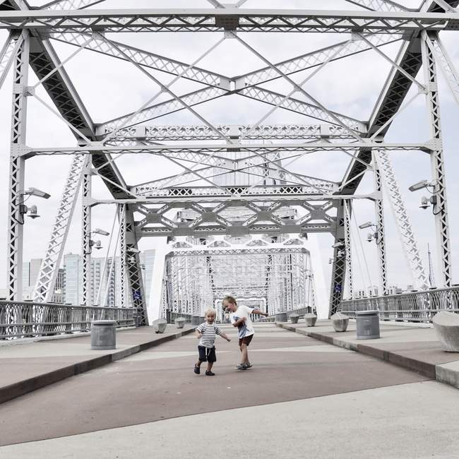 Маленькі хлопчики танцюють на мосту — стокове фото