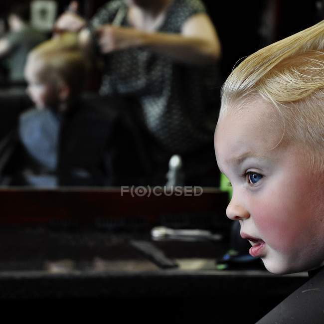 Lindo niño en la peluquería - foto de stock