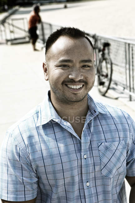 Hombre sonriente en la playa - foto de stock