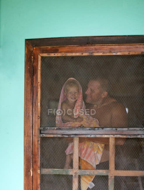 Pai e filho olhando para fora da casa de praia — Fotografia de Stock