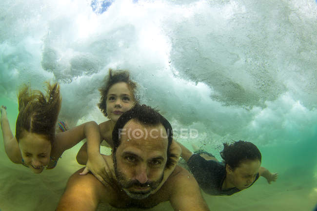 Padre nadando con niños - foto de stock
