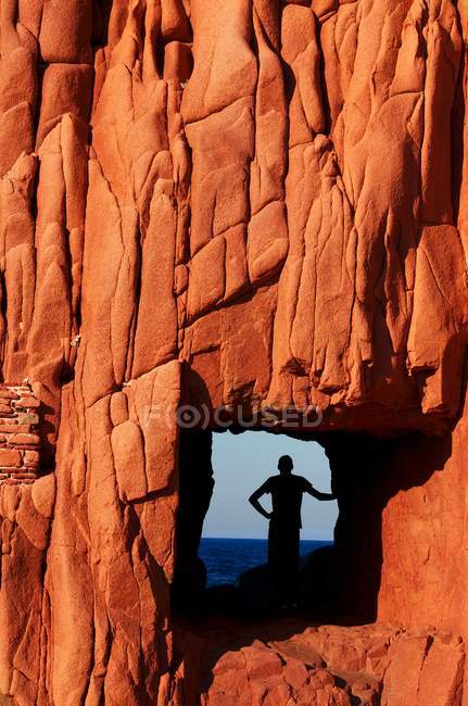 Formazione di rocce rosse con silhouette umana — Foto stock