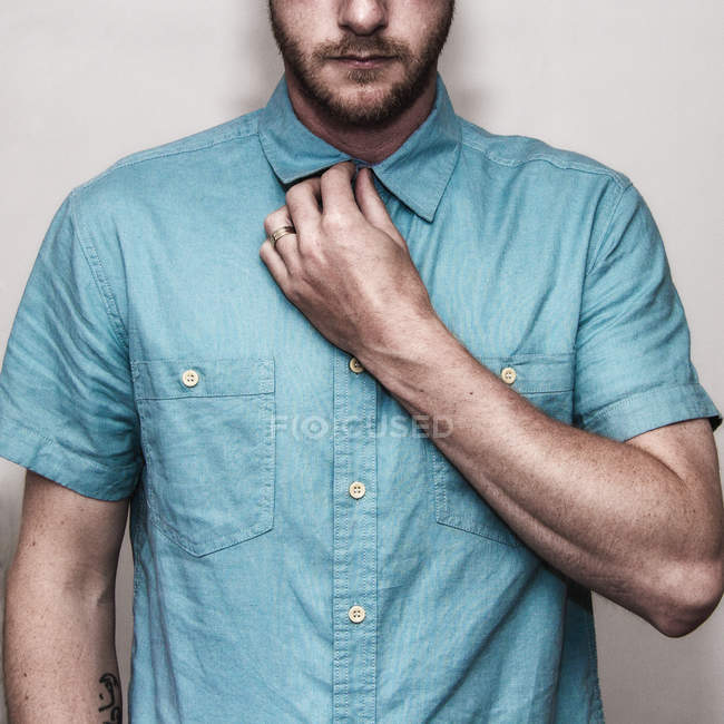 Homme boutonnage chemise — Photo de stock
