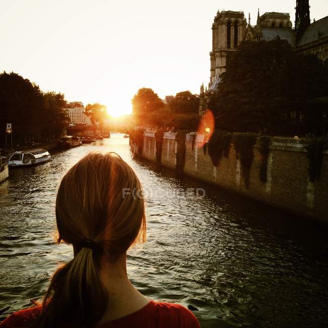 Женщина смотрит на реку Сена — стоковое фото