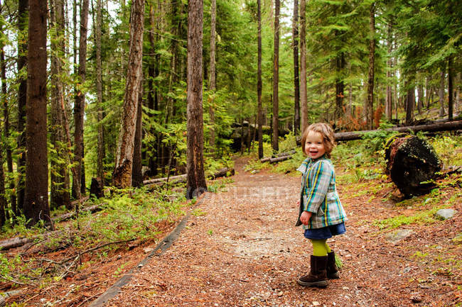 Дівчина ходить в лісі — стокове фото