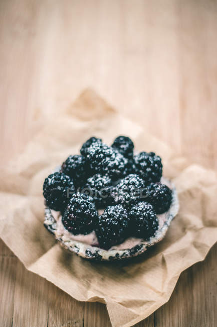 Fresh healthy blackberry tart — Stock Photo