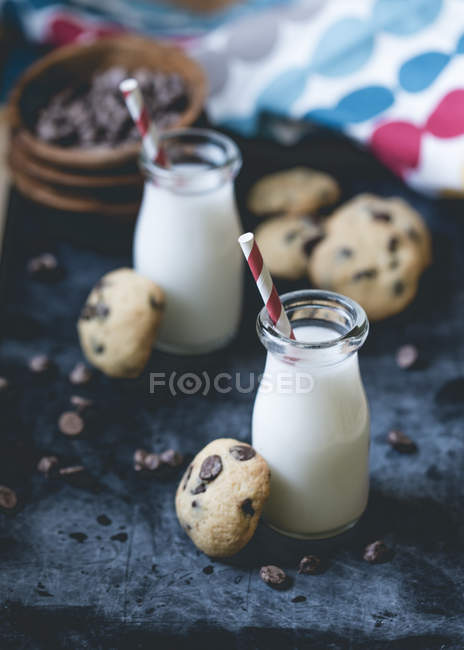 Chocolate chip cookies and milk — Stock Photo