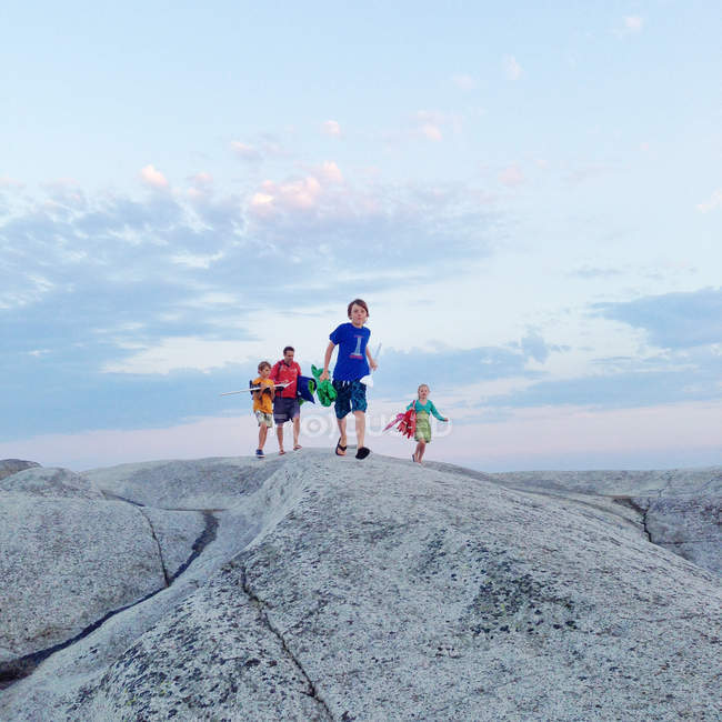 Père avec des enfants marchant sur les rochers — Photo de stock