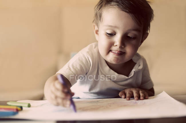 Boy drawing with crayons — Stock Photo