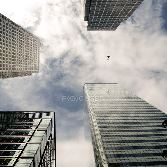 Vue à angle bas des gratte-ciel — Photo de stock