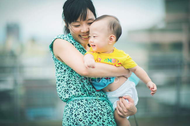 Mãe segurando filho enquanto dança — Fotografia de Stock