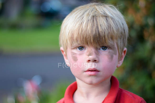 Junge mit schmutzigem Gesicht — Stockfoto