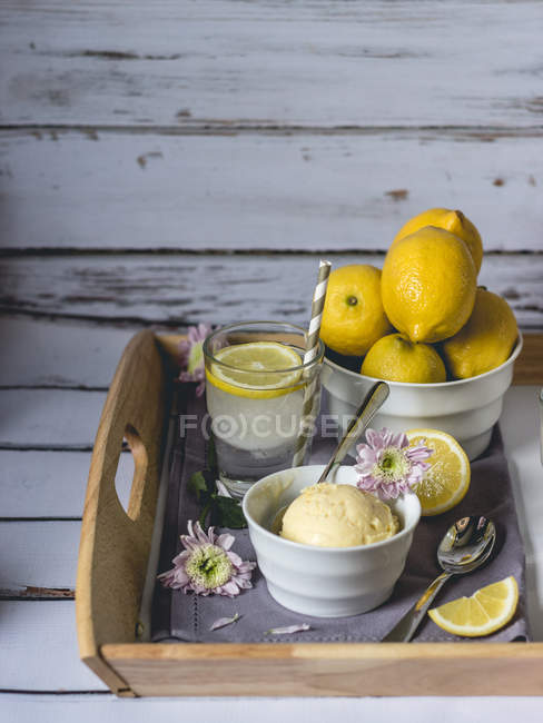 Fresh lemons with ice cream and lemonade — Stock Photo