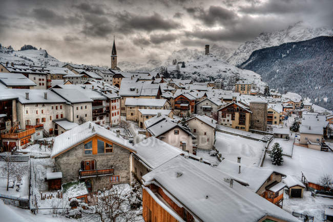 Село місті Ardez взимку — стокове фото
