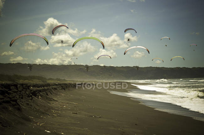 Gleitschirmfliegen über dem Parang Tritis Strand — Stockfoto