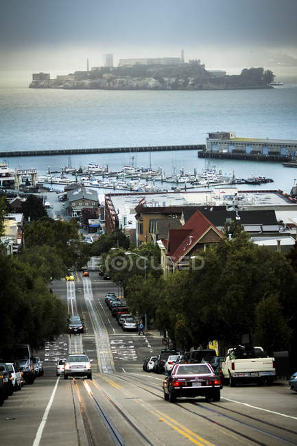 Traffic on hill and Alcatraz Island — Stock Photo