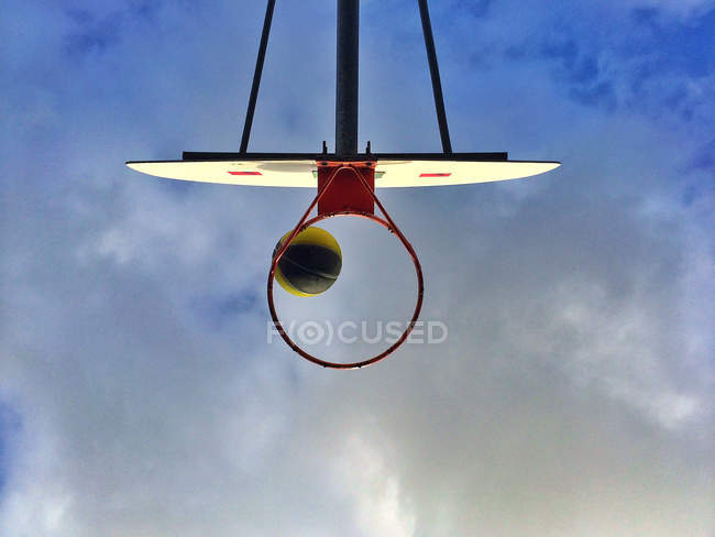 Basketball hoop and ball — Stock Photo