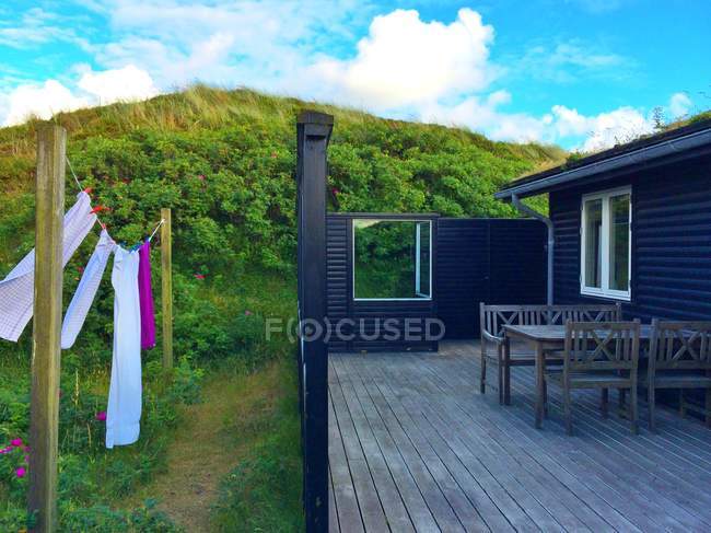 Towels hanging on line outside summerhouse — Stock Photo
