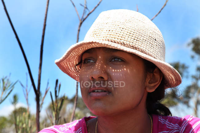 Jovem mulher em chapéu de malha — Fotografia de Stock