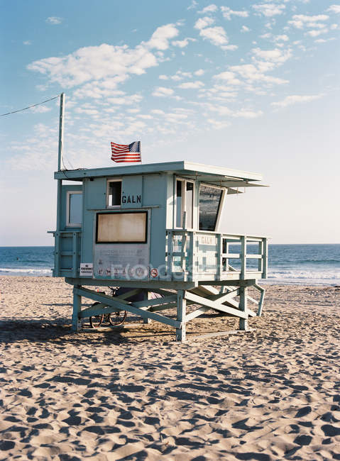 Lifeguard hut on sunny beach — Stock Photo