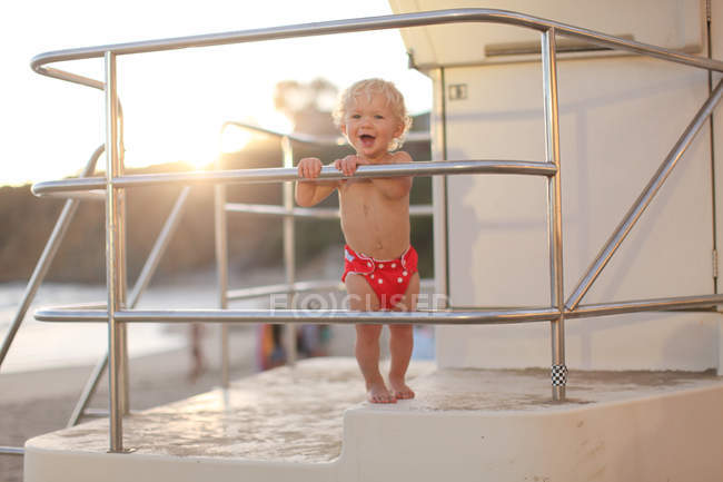 Criança em pé na torre de salva-vidas — Fotografia de Stock