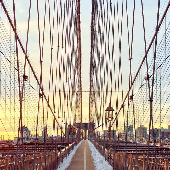 Pont de Brooklyn au coucher du soleil — Photo de stock