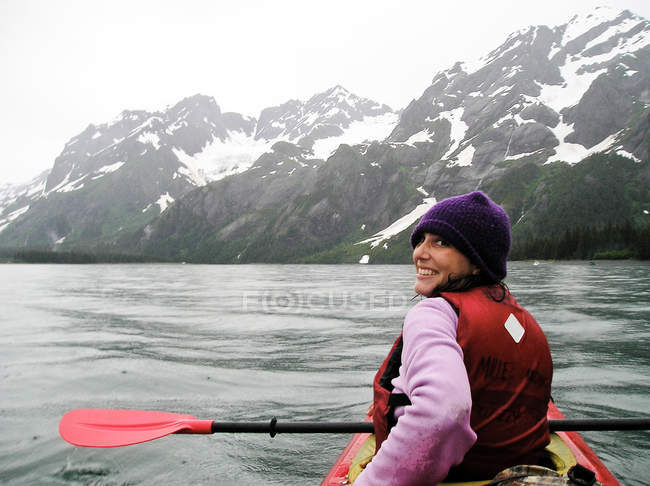 Kajakfahrerin in der Nähe von Gletschern — Stockfoto