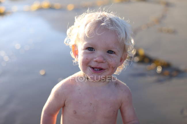 Kleinkind mit Sand im Gesicht — Stockfoto