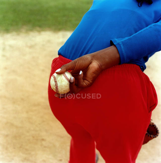 Donna che tiene palla da baseball — Foto stock