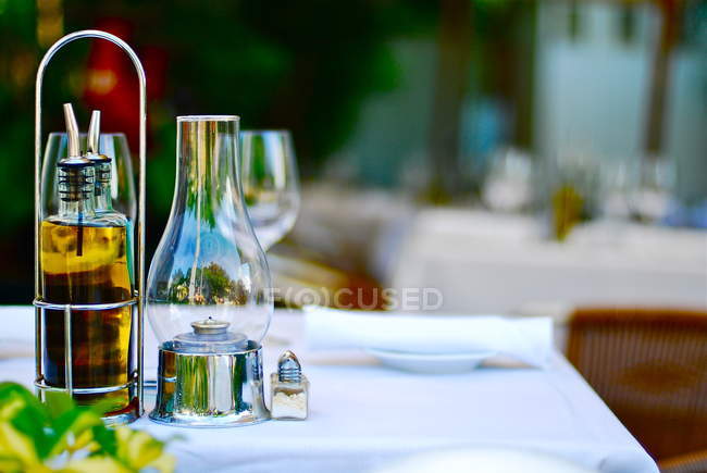 Aceite y vinagreta sobre mesa en restaurante - foto de stock